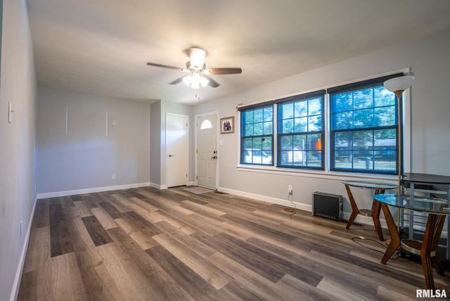 104 HICKORY GROVE Lane, Salem, IL 62881