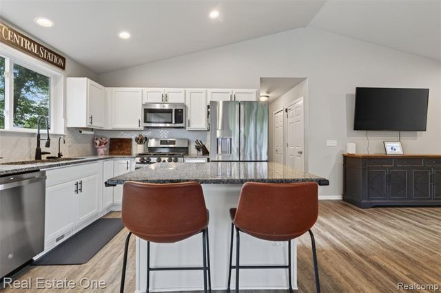 206 S Saint John Road, Highland, MI 48357