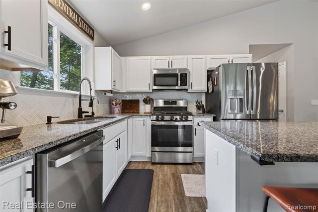 206 S Saint John Road, Highland, MI 48357