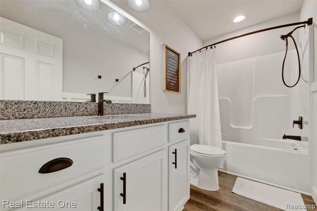 206 S Saint John Road, Highland, MI 48357
