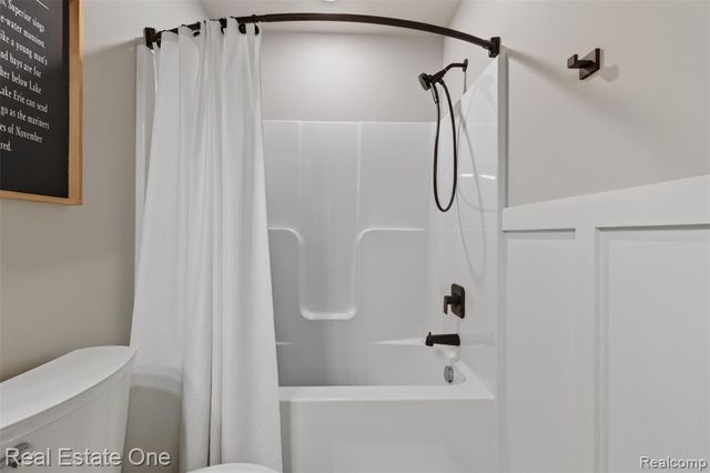 206 S Saint John Road, Highland, MI 48357