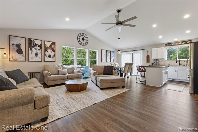 206 S Saint John Road, Highland, MI 48357