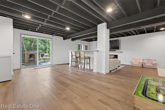 206 S Saint John Road, Highland, MI 48357