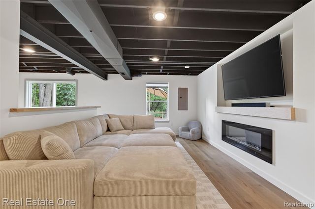 206 S Saint John Road, Highland, MI 48357