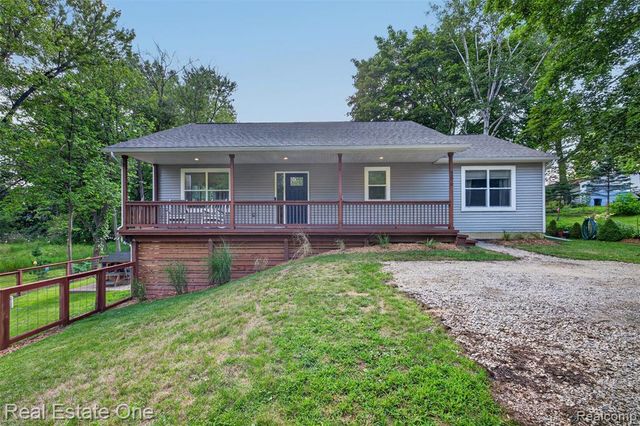 206 S Saint John Road, Highland, MI 48357