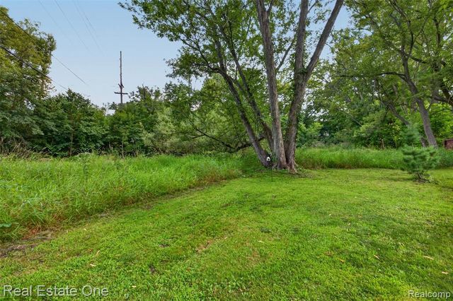 206 S Saint John Road, Highland, MI 48357