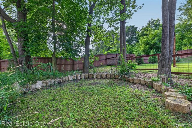 206 S Saint John Road, Highland, MI 48357