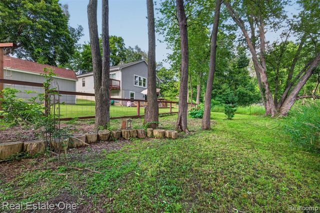 206 S Saint John Road, Highland, MI 48357