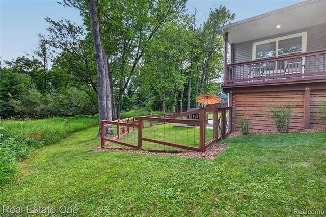 206 S Saint John Road, Highland, MI 48357