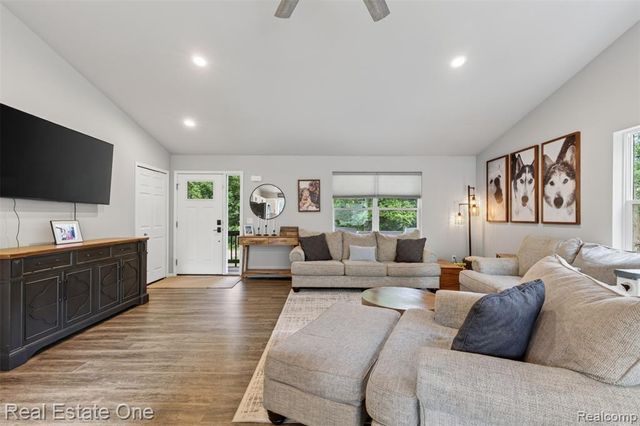 206 S Saint John Road, Highland, MI 48357