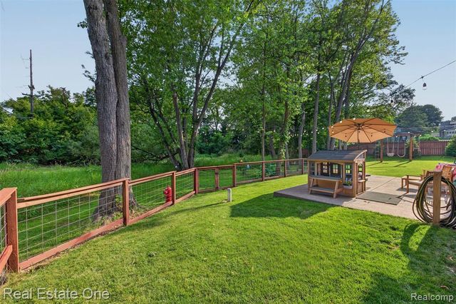 206 S Saint John Road, Highland, MI 48357