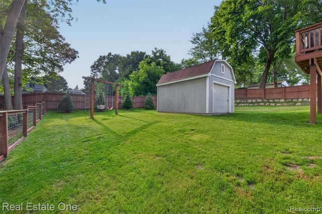206 S Saint John Road, Highland, MI 48357