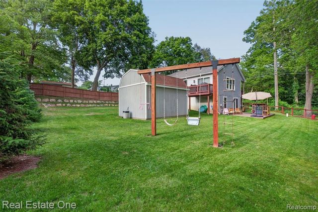 206 S Saint John Road, Highland, MI 48357