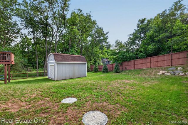 206 S Saint John Road, Highland, MI 48357