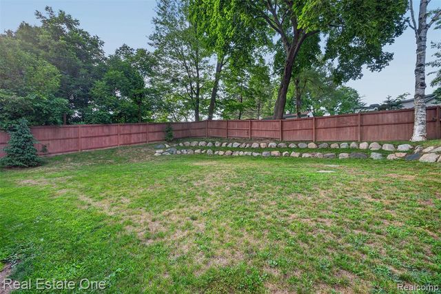 206 S Saint John Road, Highland, MI 48357