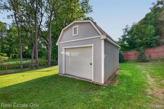 206 S Saint John Road, Highland, MI 48357