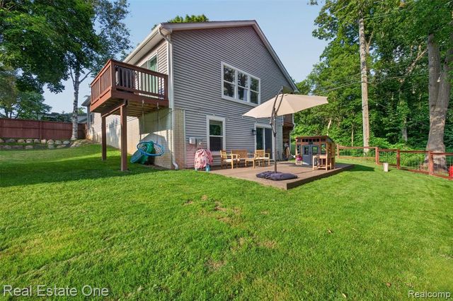 206 S Saint John Road, Highland, MI 48357