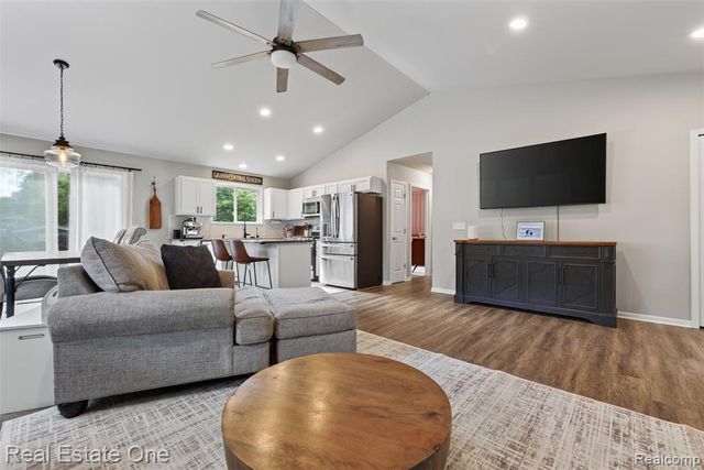 206 S Saint John Road, Highland, MI 48357