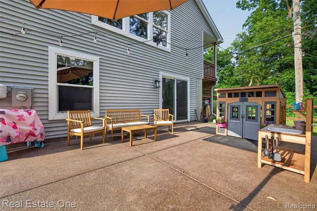 206 S Saint John Road, Highland, MI 48357