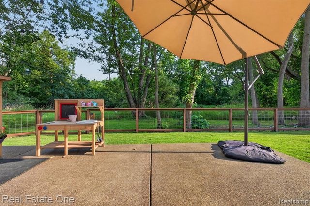 206 S Saint John Road, Highland, MI 48357