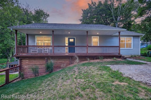206 S Saint John Road, Highland, MI 48357