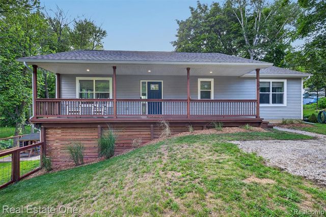 206 S Saint John Road, Highland, MI 48357
