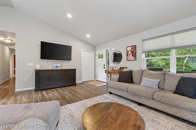 206 S Saint John Road, Highland, MI 48357