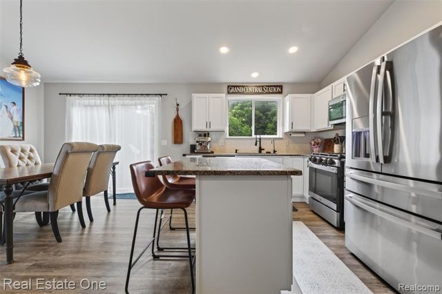 206 S Saint John Road, Highland, MI 48357