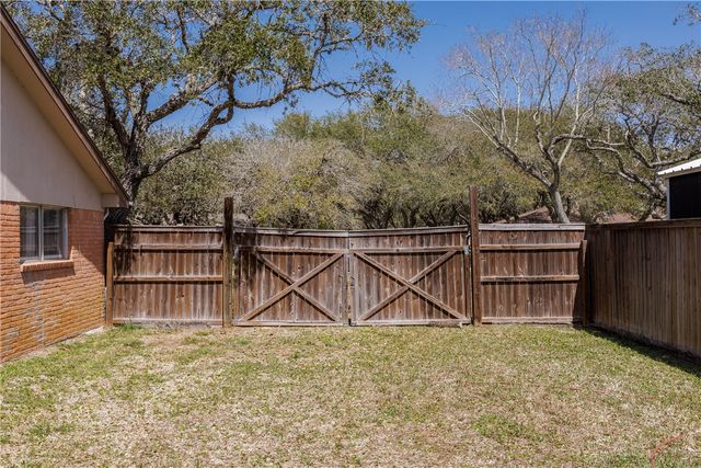 2021 Buckeye Dr, Ingleside, TX 78362