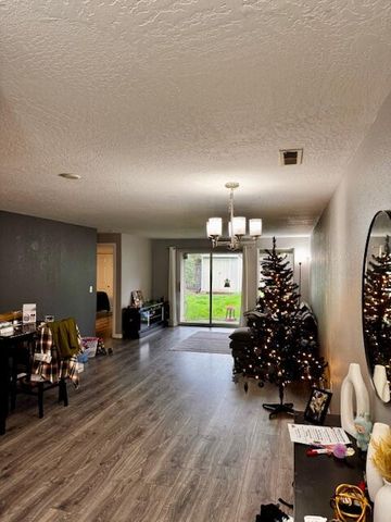 921 N Rose Street A, Phoenix, OR 97535