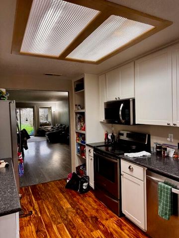 921 N Rose Street A, Phoenix, OR 97535