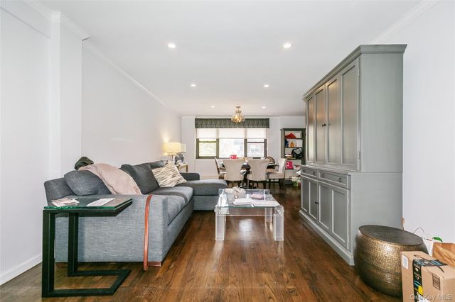 40 Stoner Avenue 2F, Great Neck Plaza, NY 11021