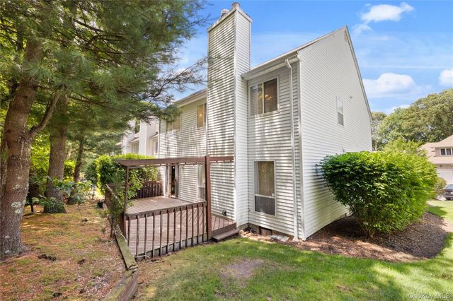 23 Stone Gate Court, Smithtown, NY 11787