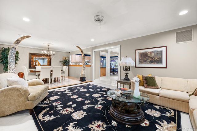 23 Stone Gate Court, Smithtown, NY 11787