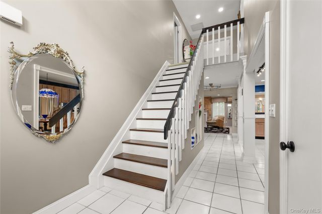 23 Stone Gate Court, Smithtown, NY 11787