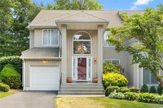 23 Stone Gate Court, Smithtown, NY 11787