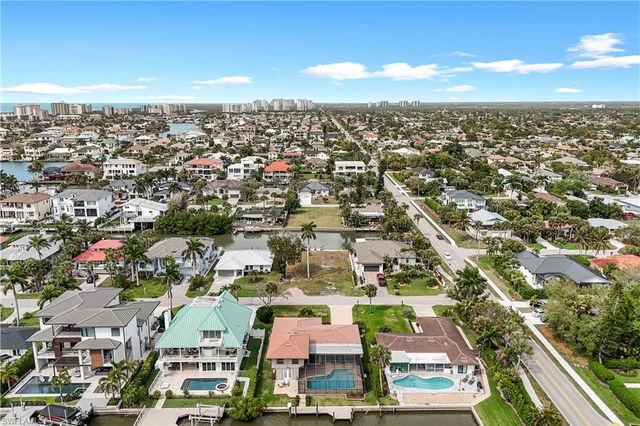 480 Oak AVE, Naples, FL 34108