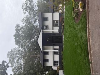 15 Southwick Court, Plainview, NY 11803