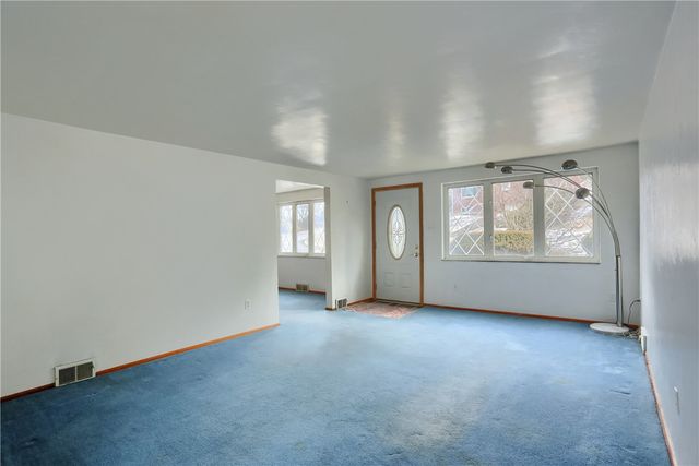 3091 Woodridge Dr, Whitehall, PA 15227