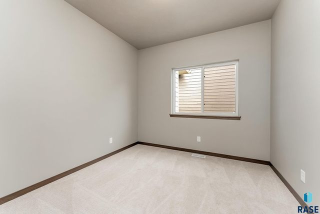 1716 N Concord Dr Drive, Sioux Falls, SD 57110