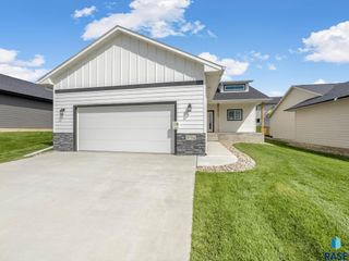 1716 N Concord Dr Drive, Sioux Falls, SD 57110