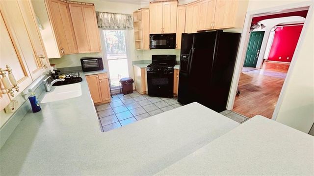 44 HIDDEN LAKES Court, Newnan, GA 30263