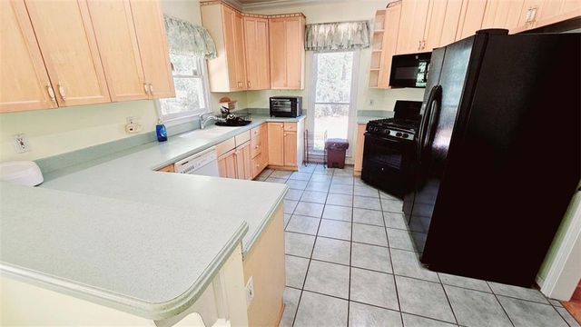 44 HIDDEN LAKES Court, Newnan, GA 30263