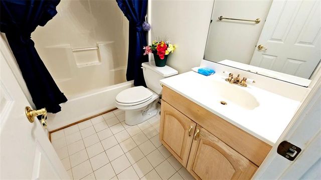 44 HIDDEN LAKES Court, Newnan, GA 30263