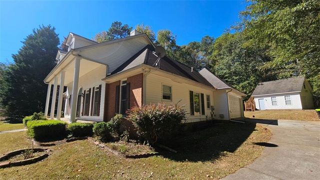44 HIDDEN LAKES Court, Newnan, GA 30263