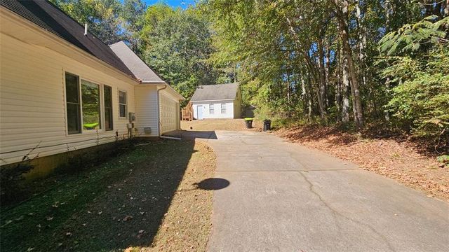 44 HIDDEN LAKES Court, Newnan, GA 30263