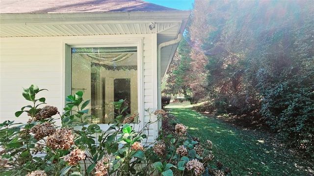 44 HIDDEN LAKES Court, Newnan, GA 30263