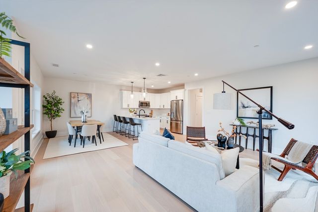 62 Foundry St 202, Wakefield, MA 01880