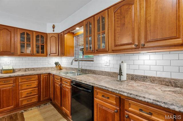 8 Oakwood Estate, Wright City, MO 63390
