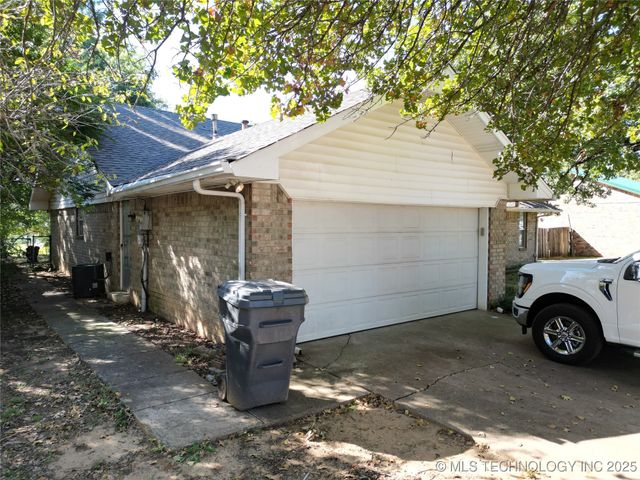 2106 Oakglen Drive, Ardmore, OK 73401